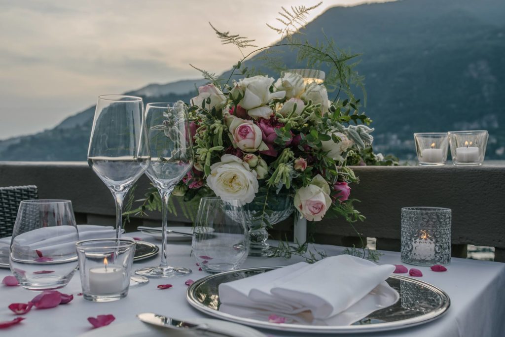 daniela tanzi lake como wedding photographer tables lago di como floral designer